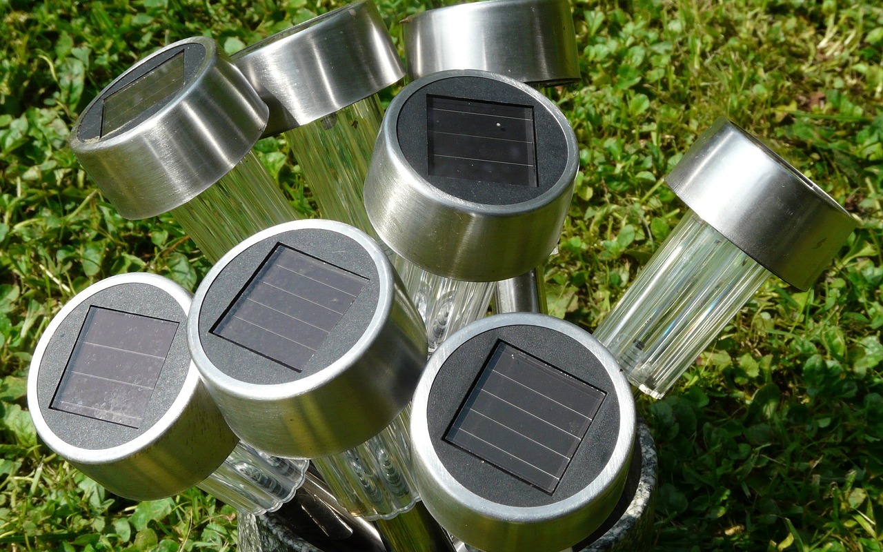 Kaip pritaikyti lauko apšvietimą sode ar terasoje, kad sumažėtų energijos sąnaudos ir poveikis aplinkai?